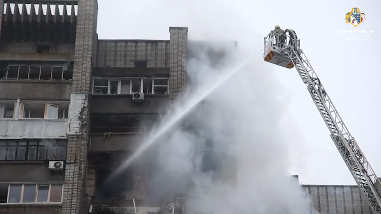 В Днепре российский дрон попал в многоэтажку: шесть человек пострадали, продолжается спасательная операция. Фото и видео