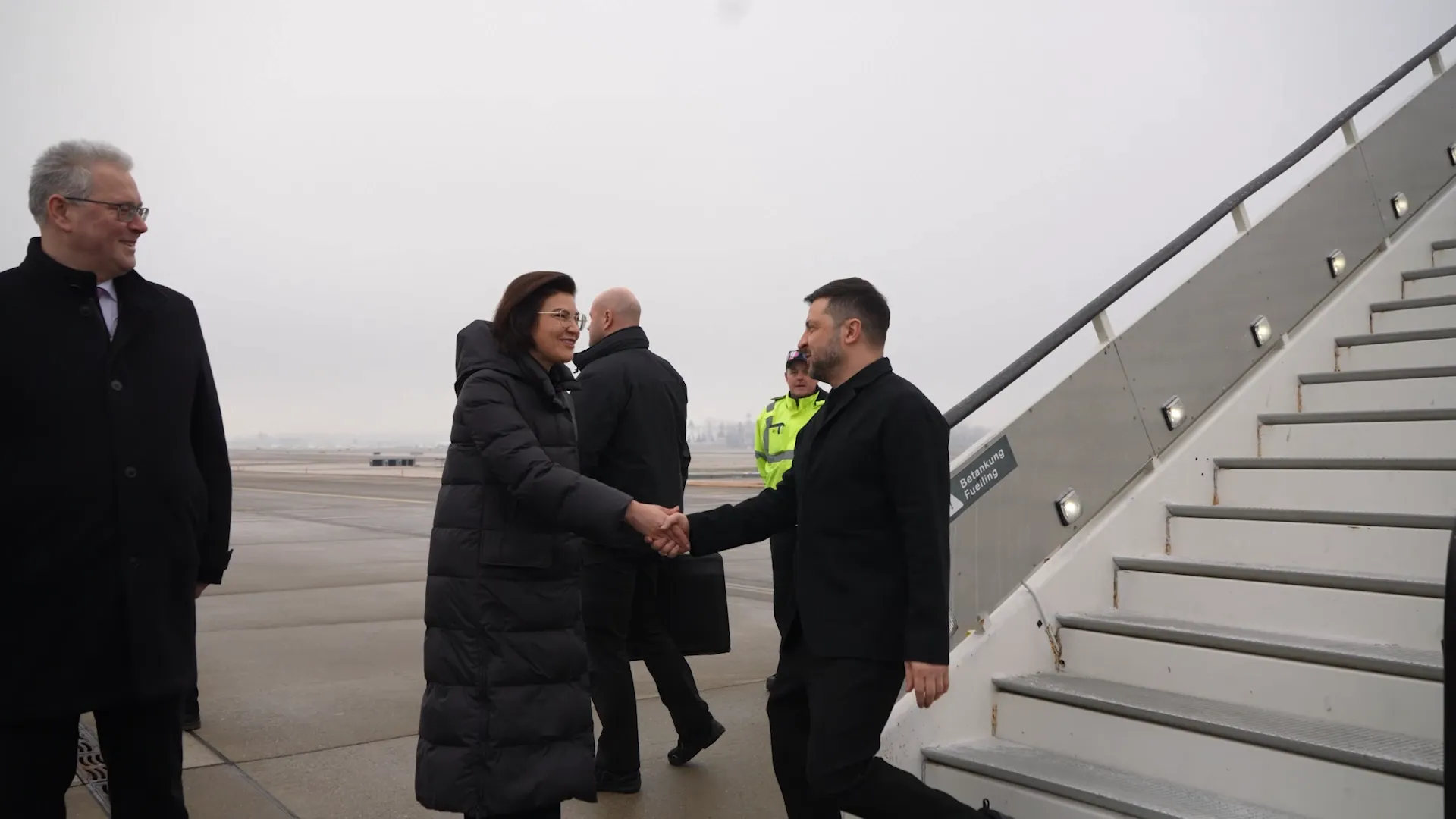 Зеленский прибыл в Давос, где встретится с Трампом: что известно о предстоящих переговорах. Видео