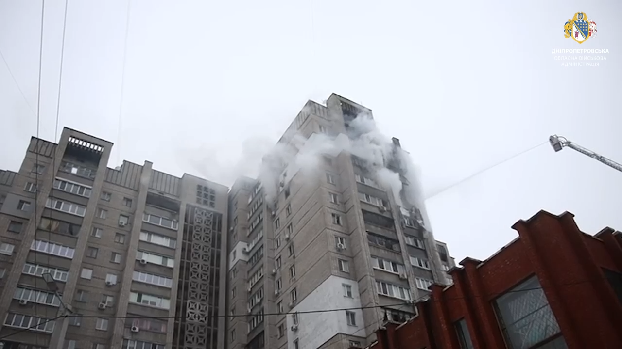 В Днепре российский дрон попал в многоэтажку: шесть человек пострадали, продолжается спасательная операция. Фото и видео