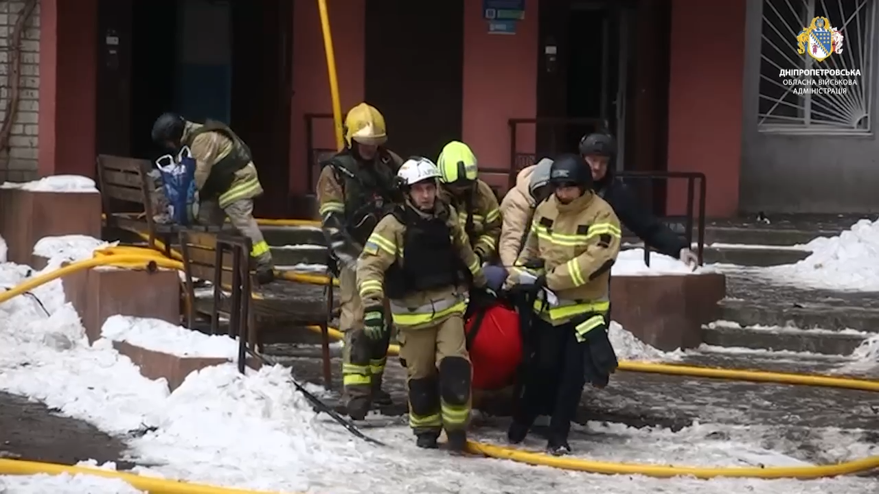 В Днепре российский дрон попал в многоэтажку: шесть человек пострадали, продолжается спасательная операция. Фото и видео
