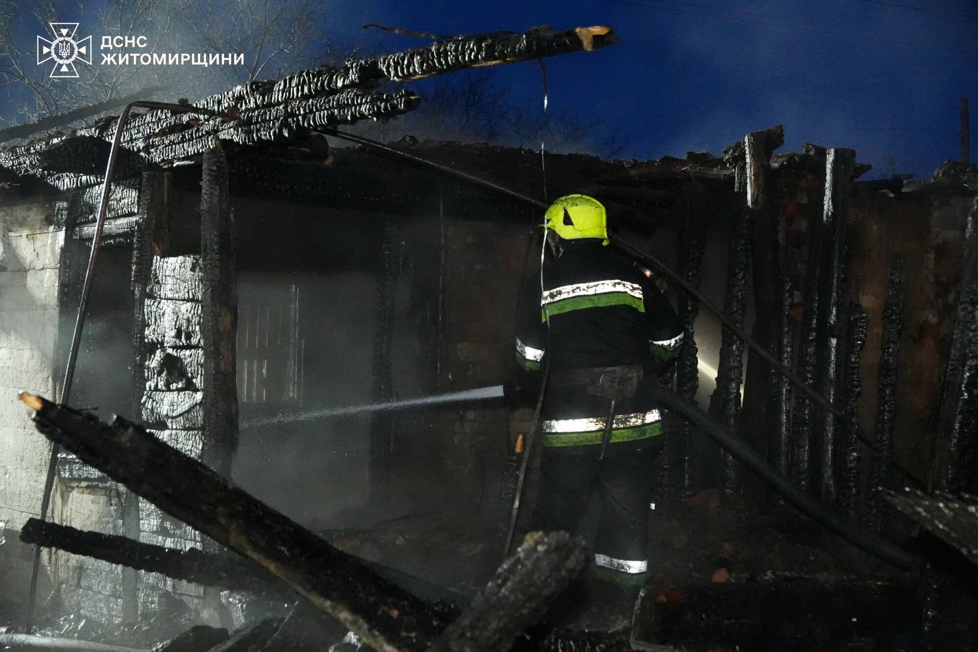 На Житомирщині у пожежі загинули 32-річна жінка та двоє її дітей: деталі трагедії. Фото й відео