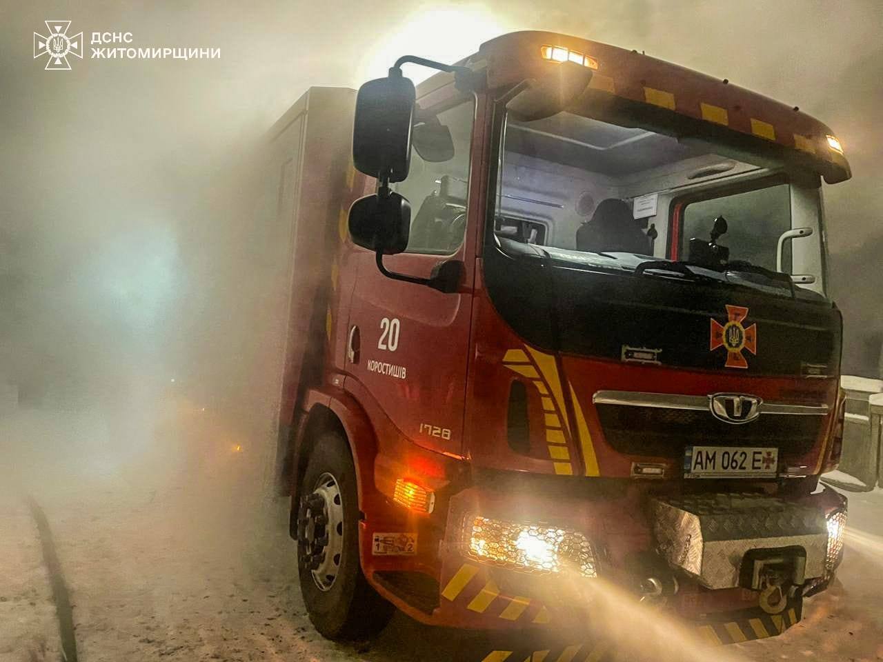 На Житомирщині у пожежі загинули 32-річна жінка та двоє її дітей: деталі трагедії. Фото й відео