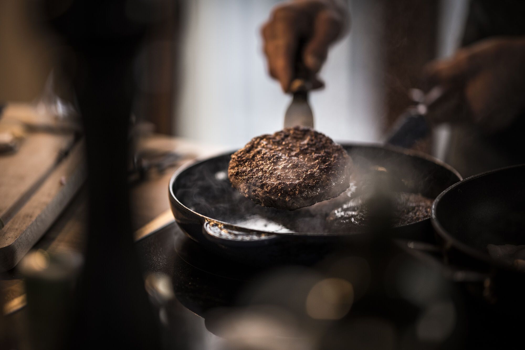 Як посмажити м'ясо без зайвого жиру на сковорідці: лайфхак, який точно знадобиться