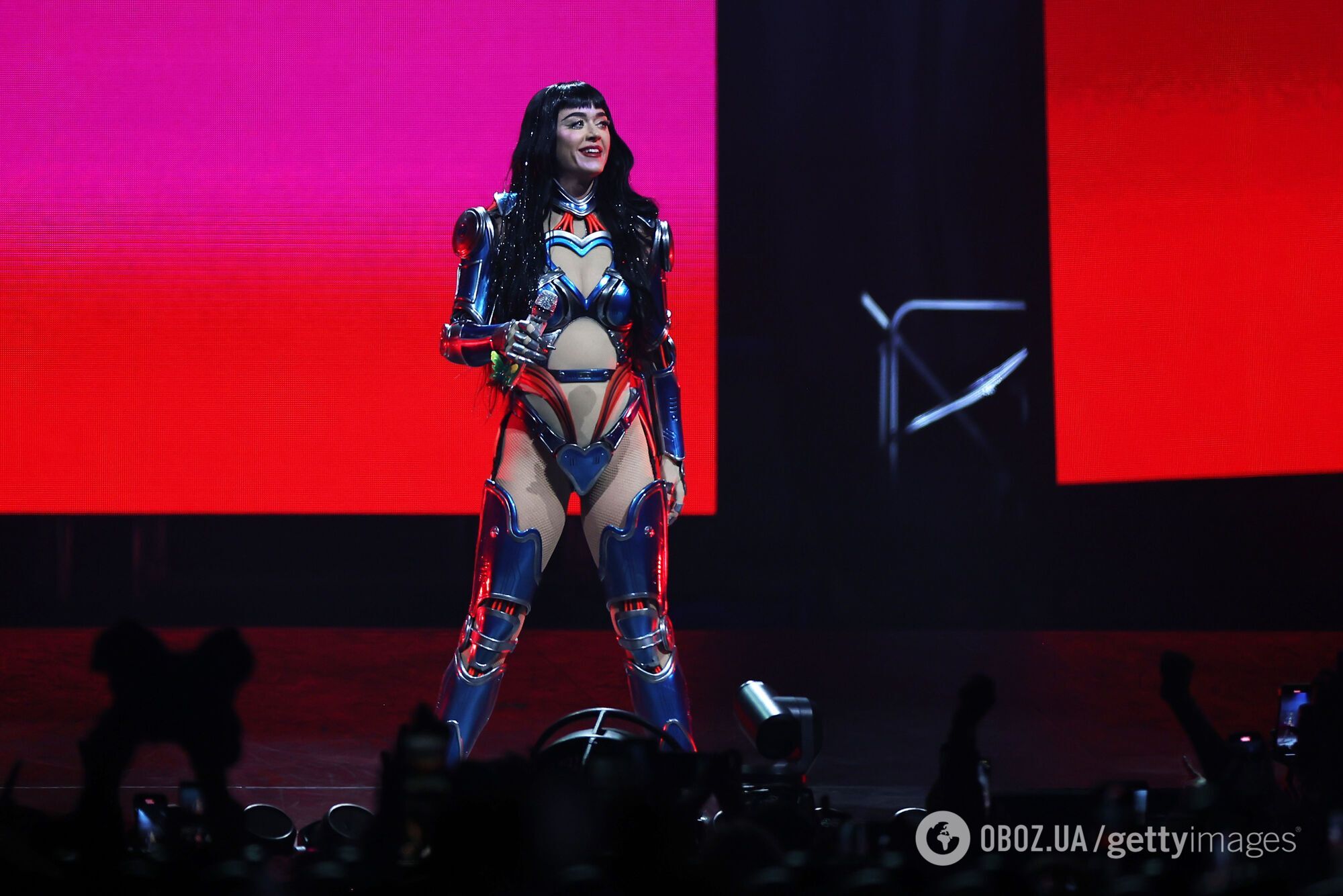 Епатажна Кеті Перрі кардинально змінила імідж заради Джастіна Трюдо та зʼявилася в Давосі в образі "першої леді"