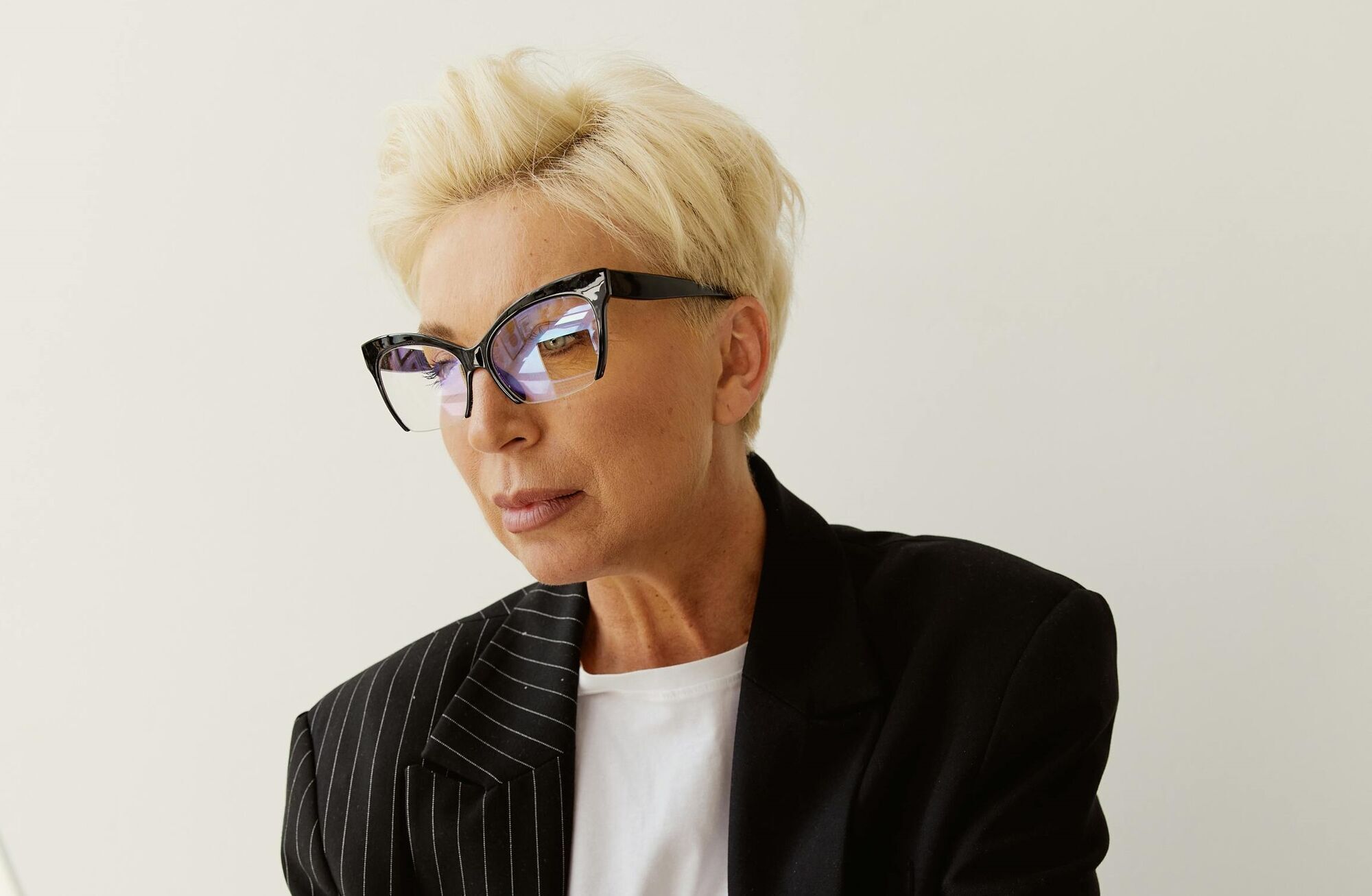 Миттєва підтяжка обличчя: які стрижки радять жінкам за 50