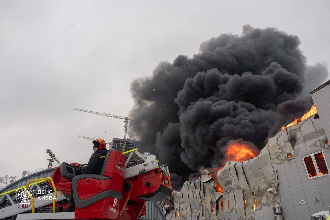 В Киеве спасатели в сложных условиях тушили масштабный пожар на складе. Подробности, фото и видео