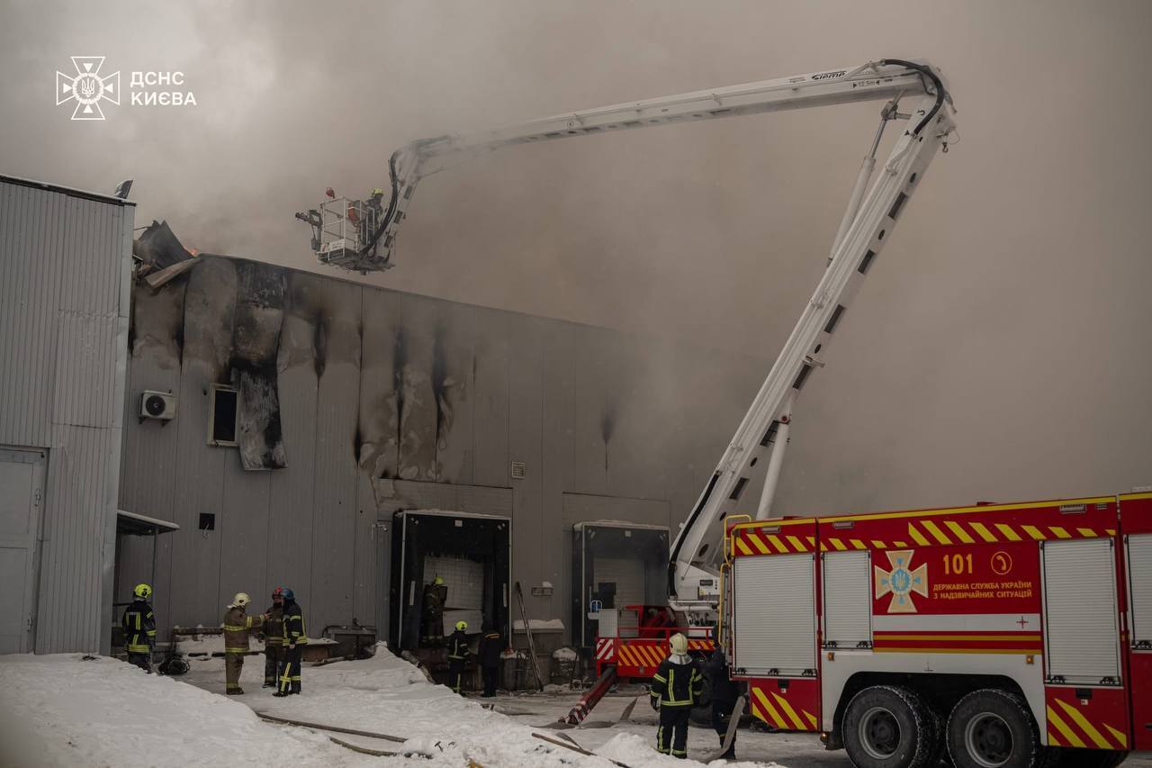 В Киеве спасатели в сложных условиях тушили масштабный пожар на складе. Подробности, фото и видео