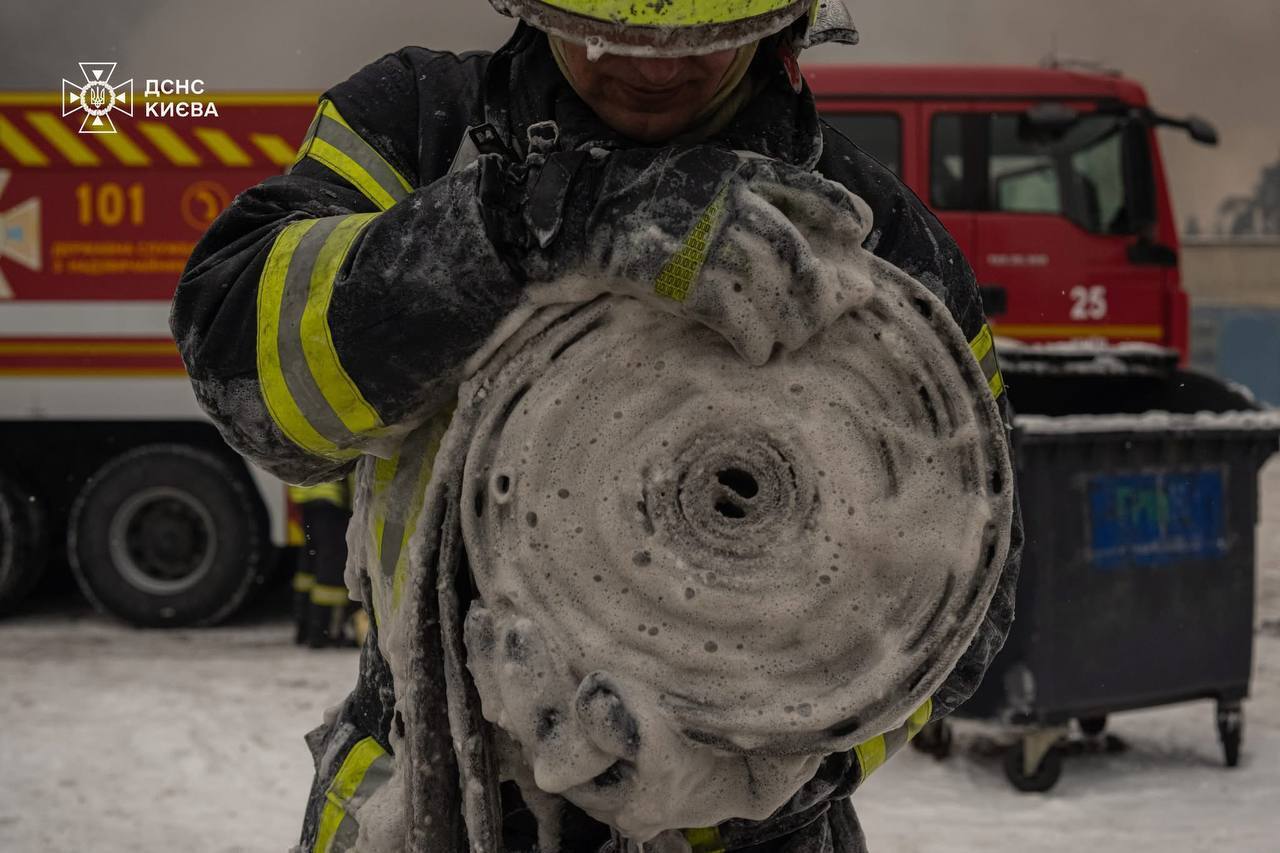 В Киеве спасатели в сложных условиях тушили масштабный пожар на складе. Подробности, фото и видео