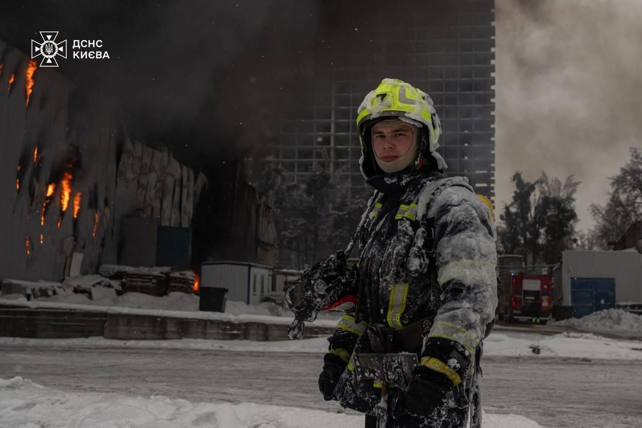 В Киеве спасатели в сложных условиях тушили масштабный пожар на складе. Подробности, фото и видео