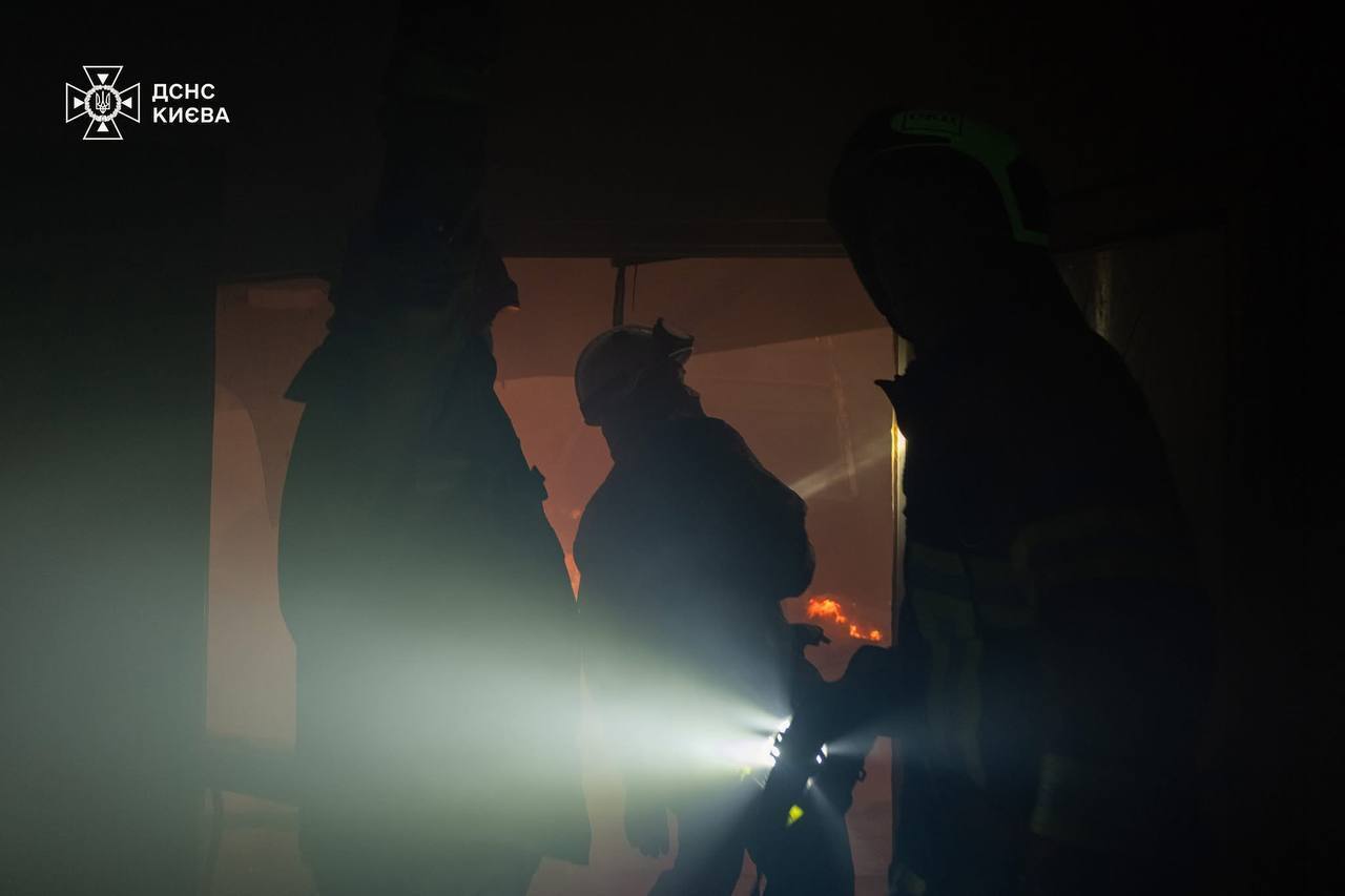 В Киеве спасатели в сложных условиях тушили масштабный пожар на складе. Подробности, фото и видео