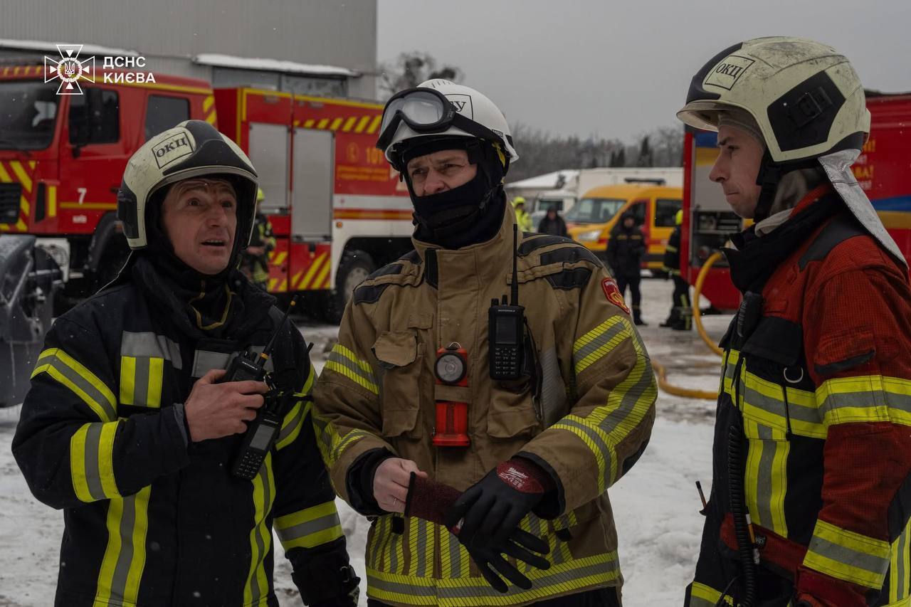 В Киеве спасатели в сложных условиях тушили масштабный пожар на складе. Подробности, фото и видео