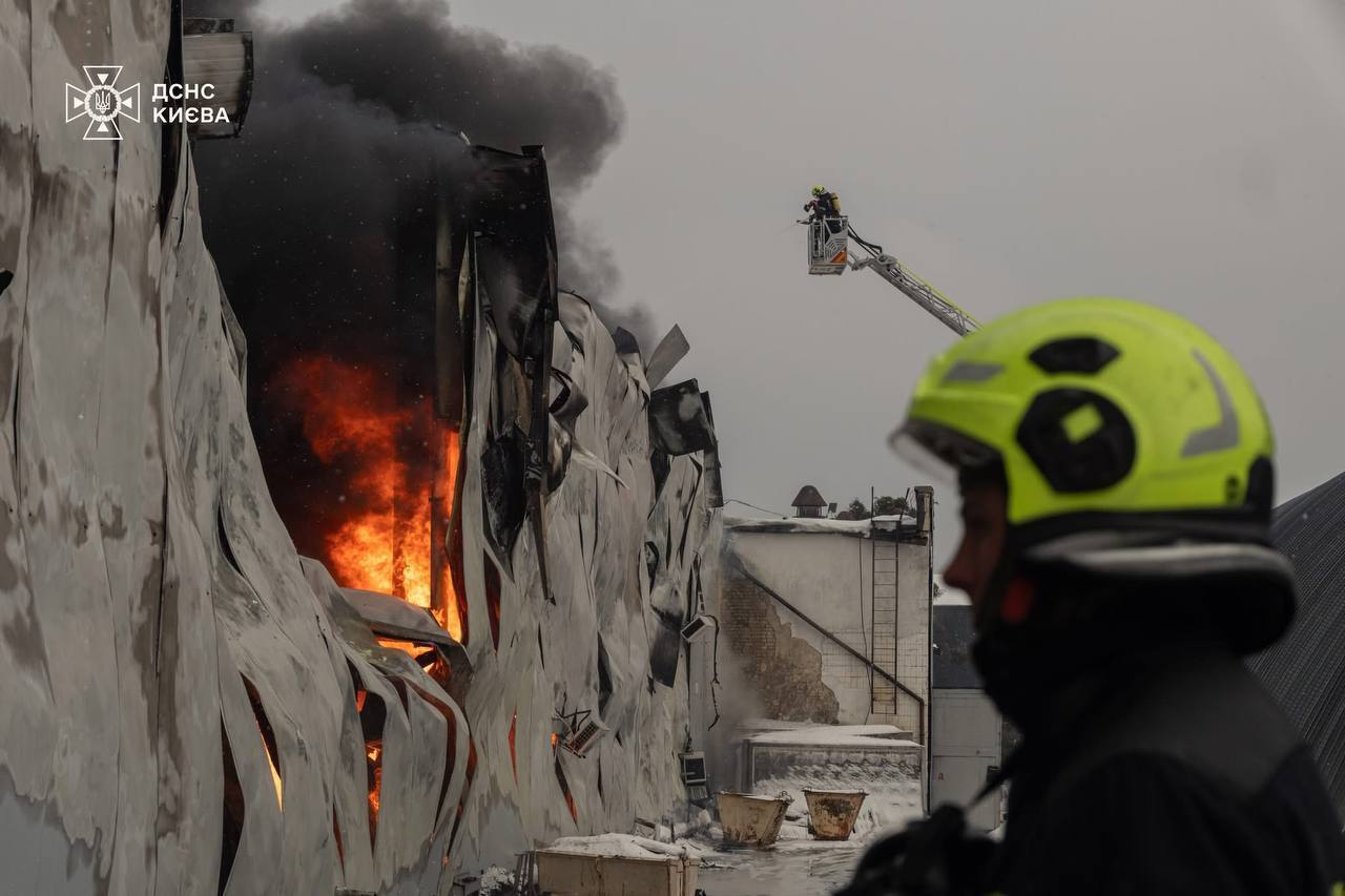 В Киеве спасатели в сложных условиях тушили масштабный пожар на складе. Подробности, фото и видео