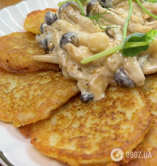 Золотистые деруны с грибным соусом: делимся рецептом сытного блюда