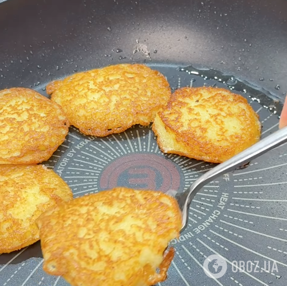 Золотистые деруны с грибным соусом: делимся рецептом сытного блюда