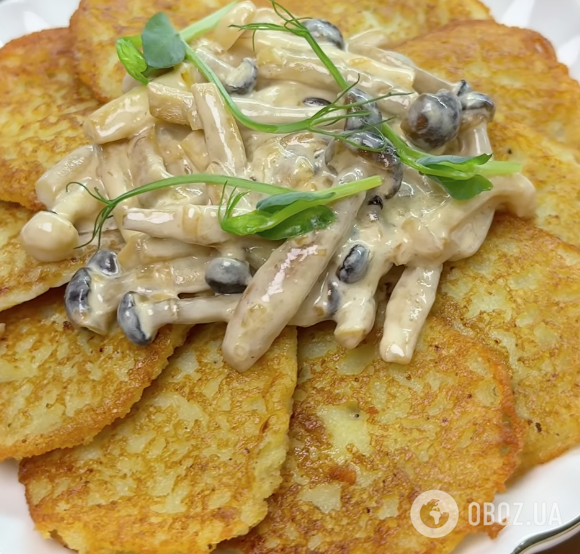 Золотистые деруны с грибным соусом: делимся рецептом сытного блюда