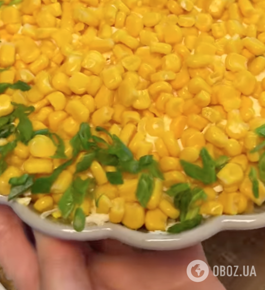 Крабовый салат по-новому: рецепт легкого блюда для праздничного стола