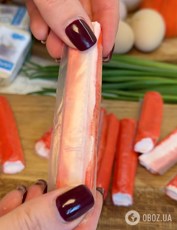 Крабовый салат по-новому: рецепт легкого блюда для праздничного стола