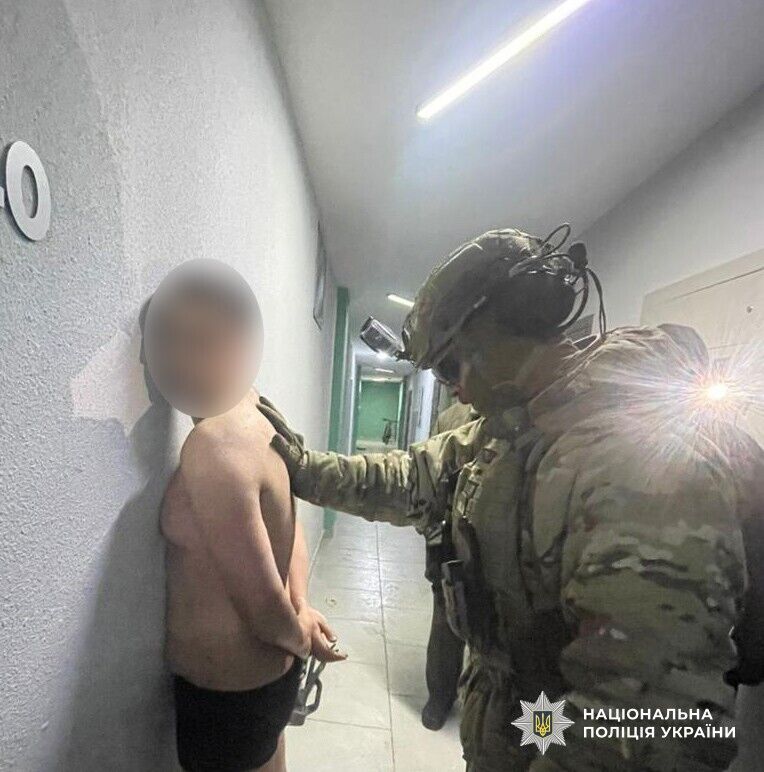 Проведено десятки обшуків вдома та в авто шахраїв