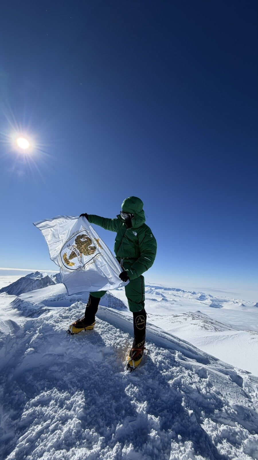 Українець із Закарпаття підкорив найвищу точку Антарктиди. Фото, відео