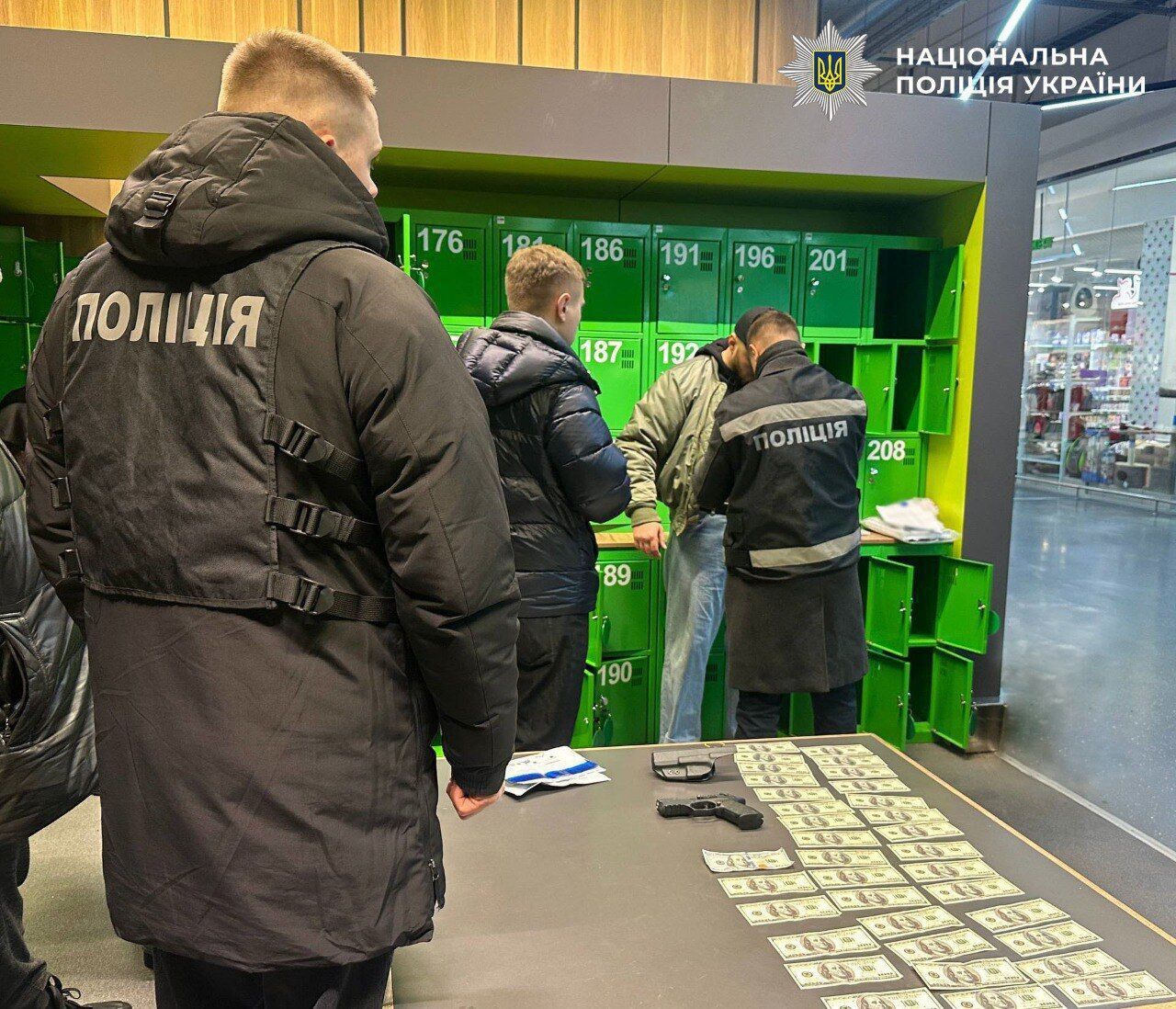 6 500 долларов за снятие с розыска: в Киеве задержали мужчину, подозреваемого в посредничестве между "клиентами" и ТЦК