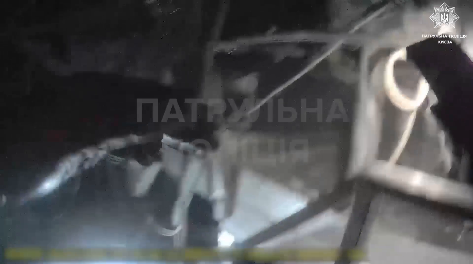 "Вовремя остановили кровотечения": в полиции показали кадры первых минут после ночной атаки РФ. Видео