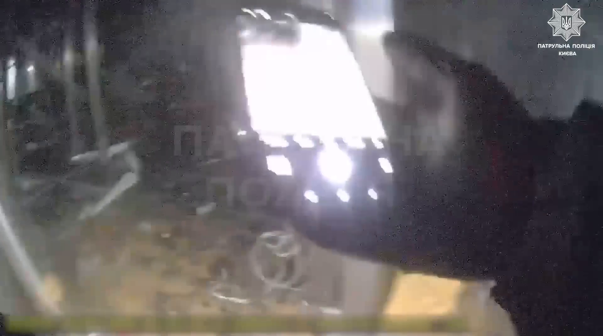 "Вовремя остановили кровотечения": в полиции показали кадры первых минут после ночной атаки РФ. Видео