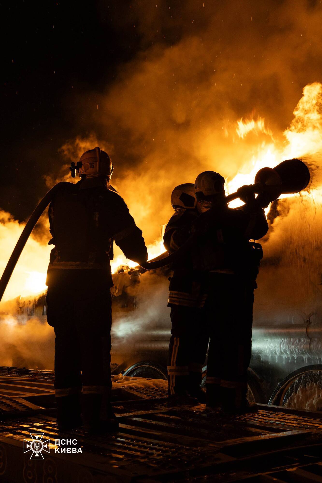 РФ повредила дома, ТЦ, библиотеку и ограждение метро в Киеве: погибла женщина. Фото и видео