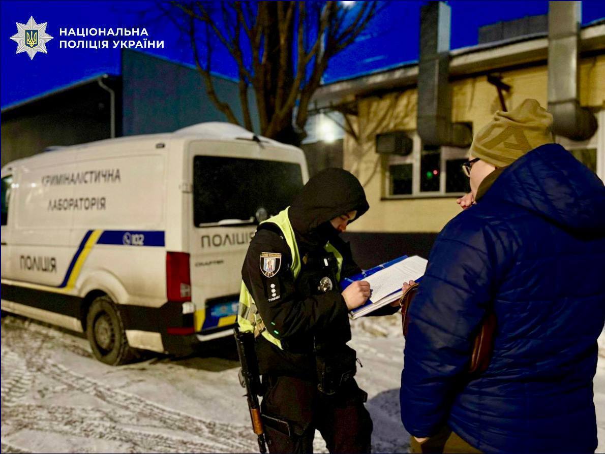 РФ повредила дома, ТЦ, библиотеку и ограждение метро в Киеве: погибла женщина. Фото и видео