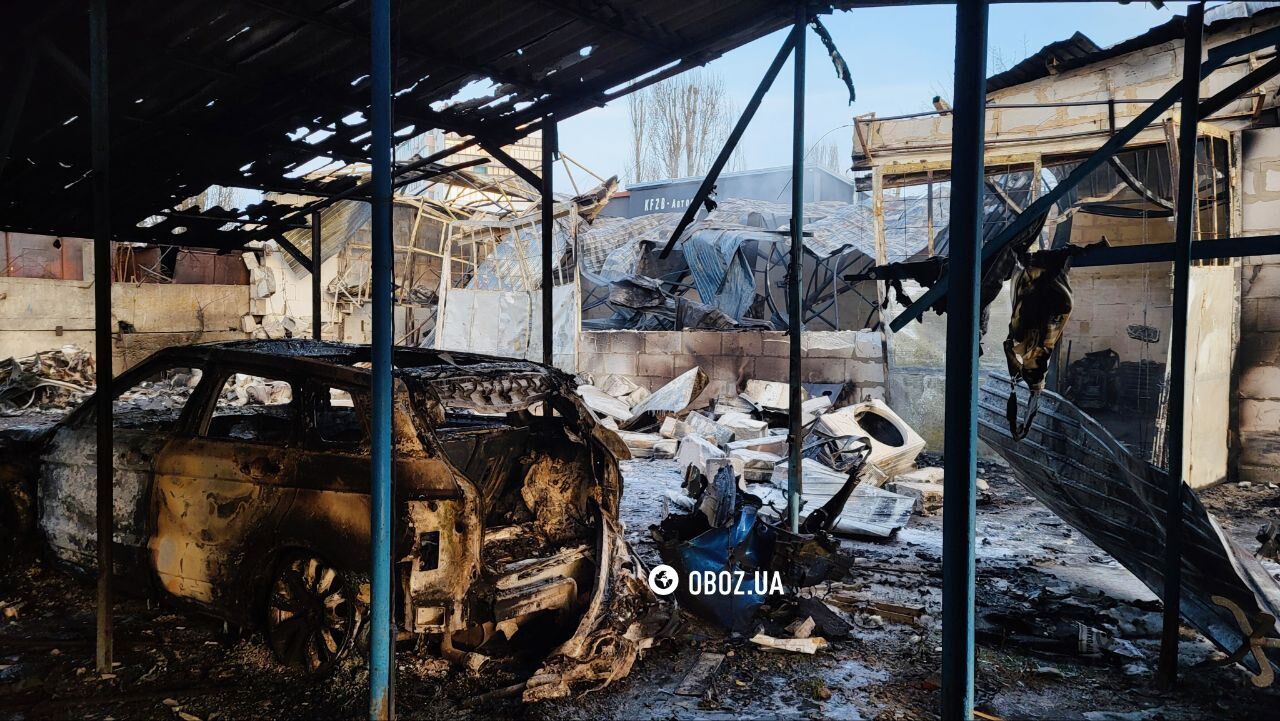 У Києві російський дрон влучив у СТО: сталася масштабна пожежа. Фото та відео з місця