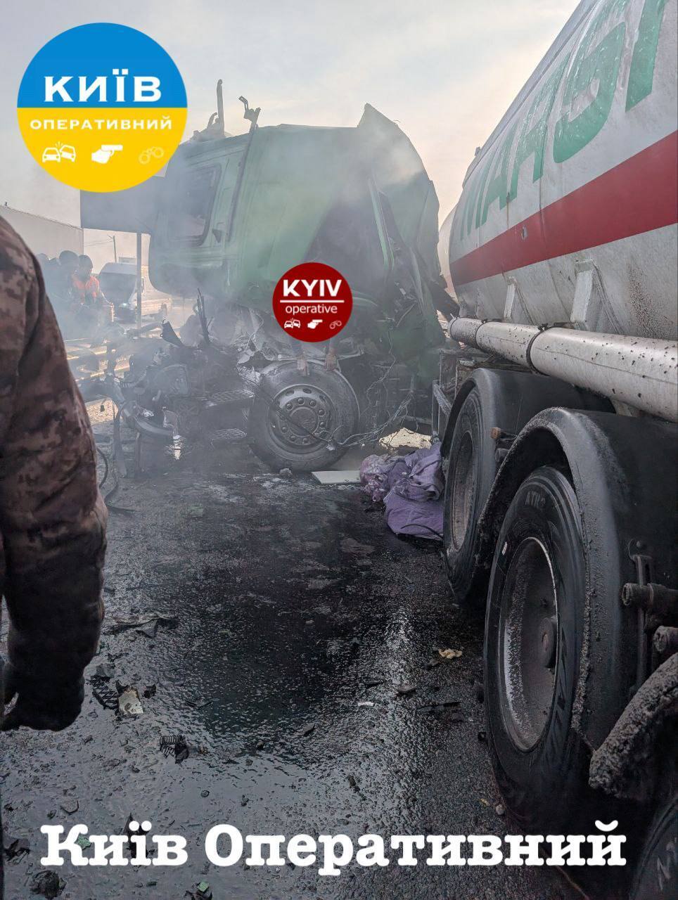 Під Києвом зіткнулись дві вантажівки: є загиблий, виник затор. Фото та відео