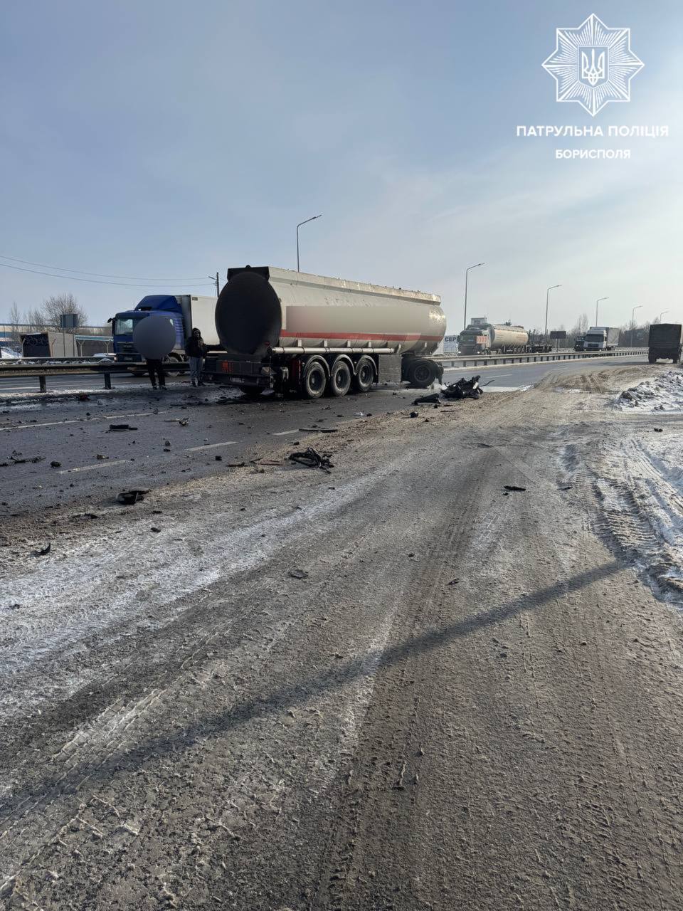Під Києвом зіткнулись дві вантажівки: є загиблий, виник затор. Фото та відео