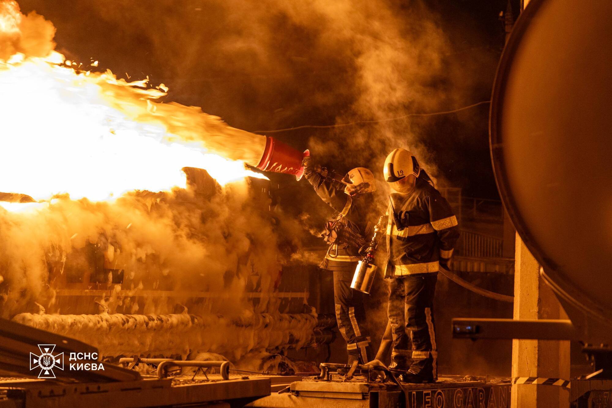 РФ повредила дома, ТЦ, библиотеку и ограждение метро в Киеве: погибла женщина. Фото и видео