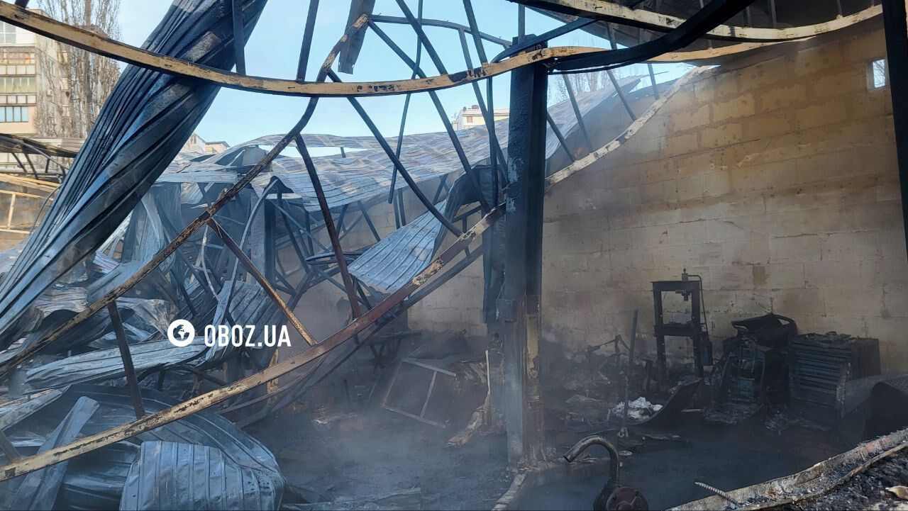 У Києві російський дрон влучив у СТО: сталася масштабна пожежа. Фото та відео з місця
