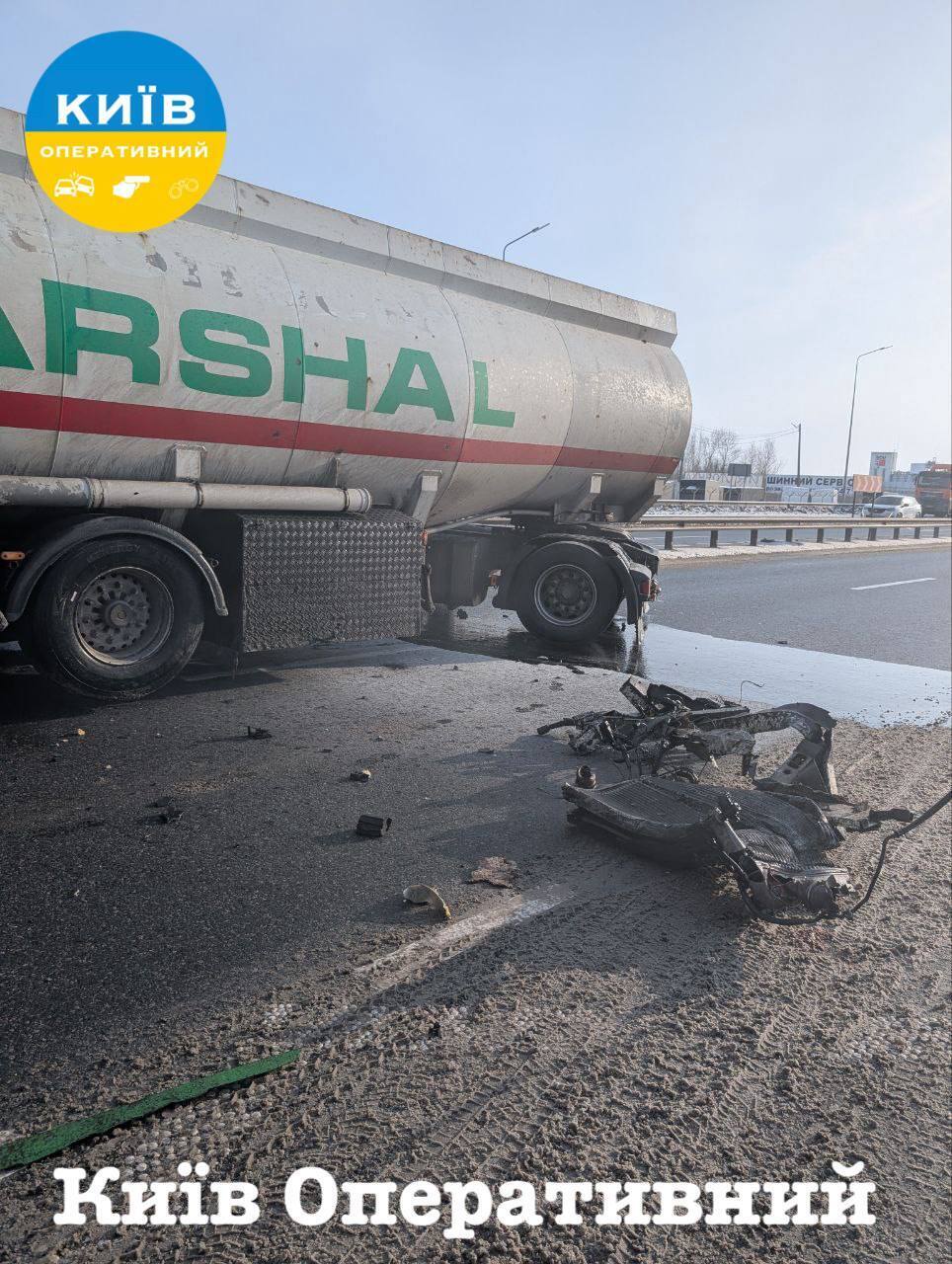 Під Києвом зіткнулись дві вантажівки: є загиблий, виник затор. Фото та відео
