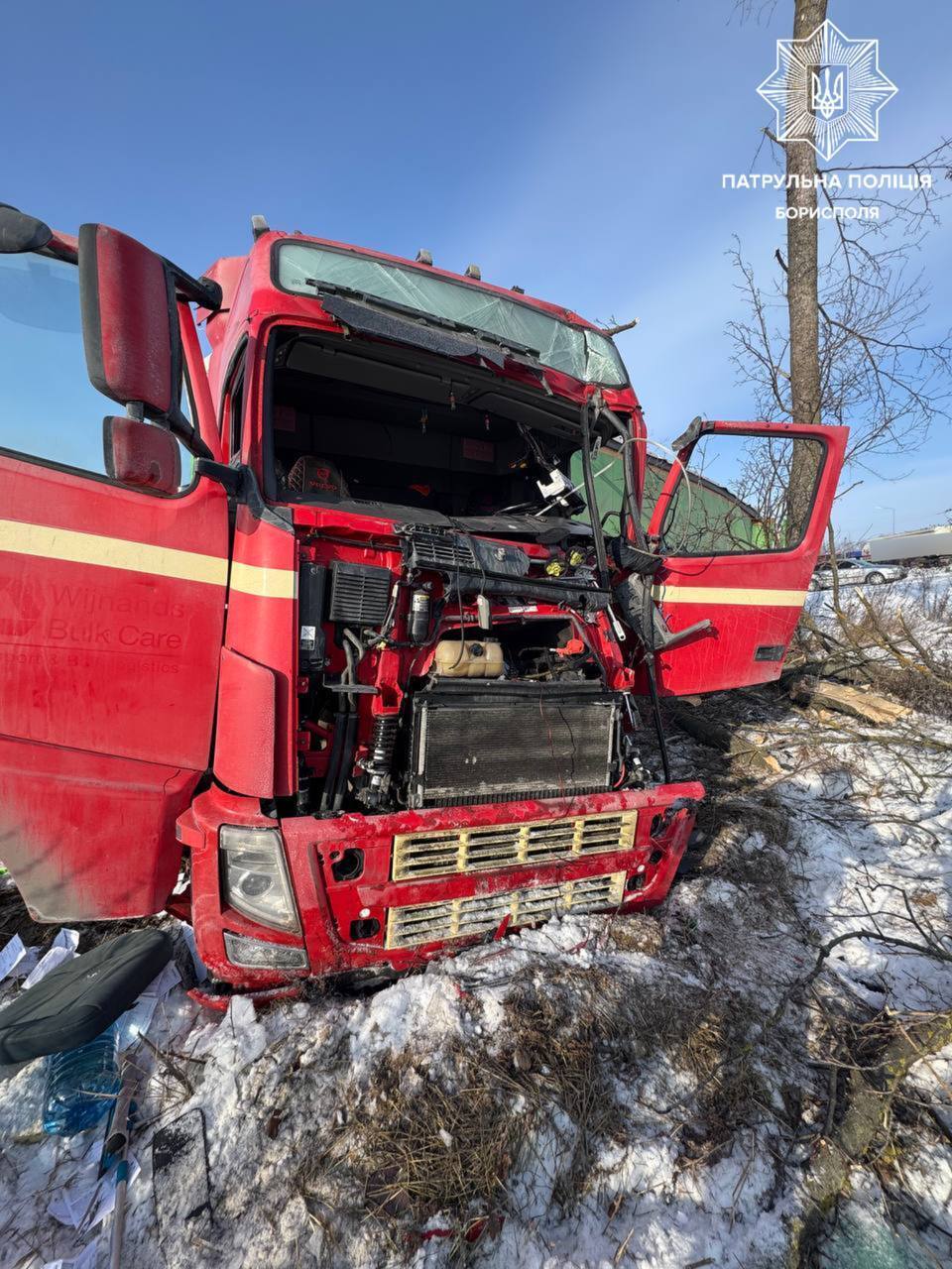 Під Києвом зіткнулись дві вантажівки: є загиблий, виник затор. Фото та відео