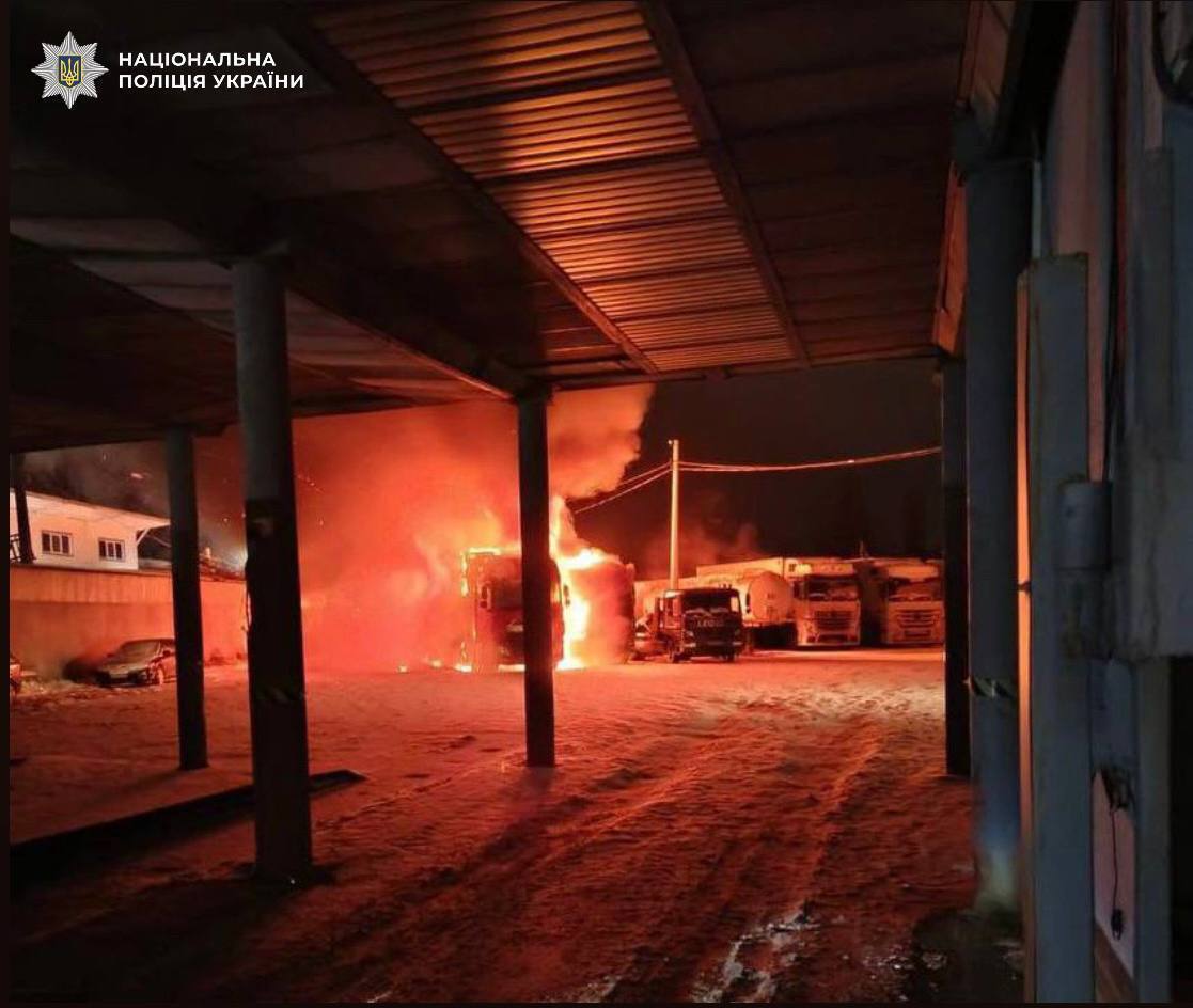 РФ повредила дома, ТЦ, библиотеку и ограждение метро в Киеве: погибла женщина. Фото и видео