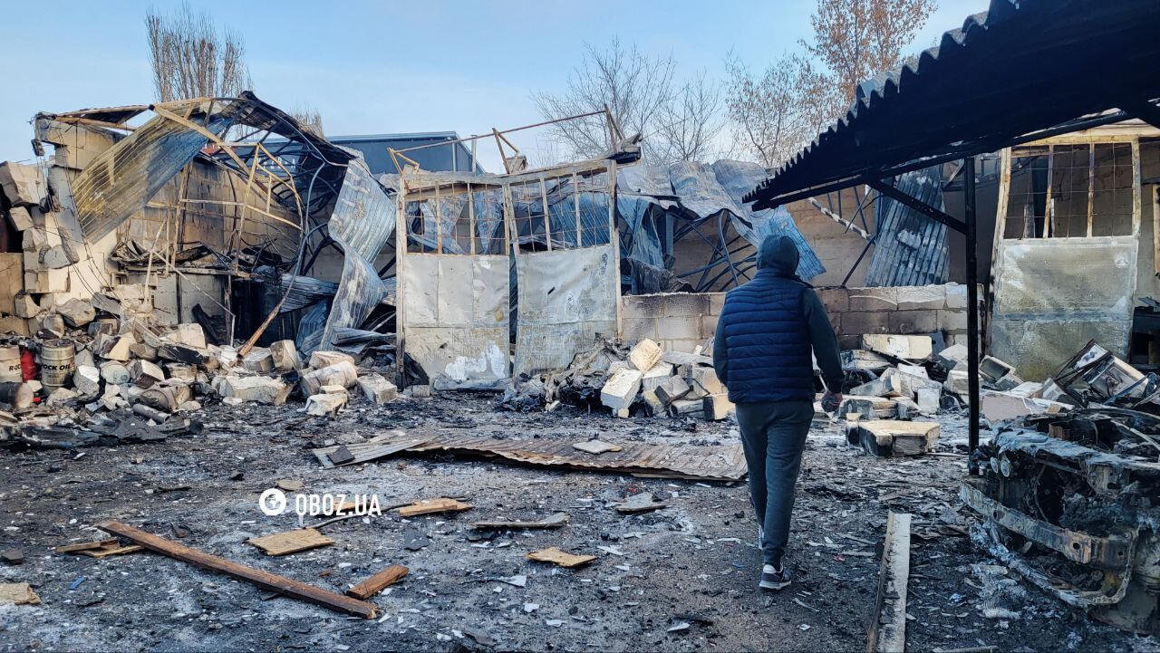 У Києві російський дрон влучив у СТО: сталася масштабна пожежа. Фото та відео з місця