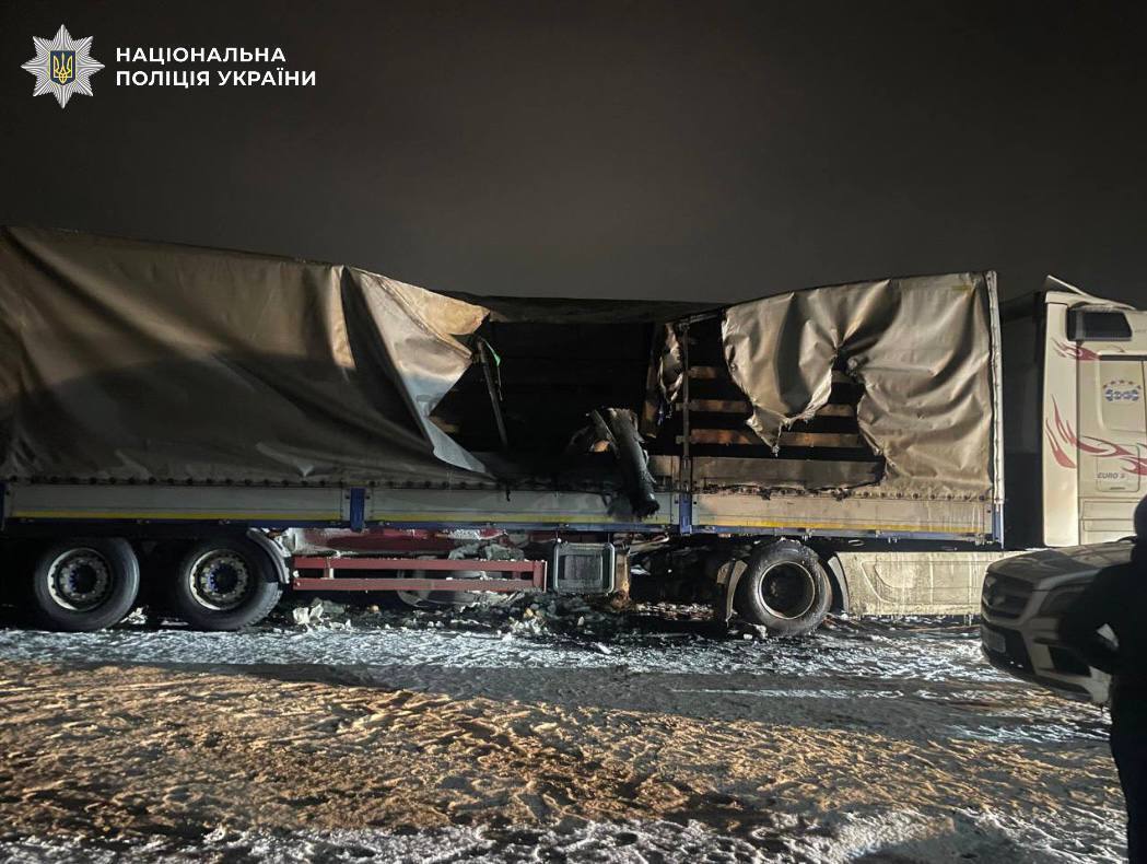 РФ повредила дома, ТЦ, библиотеку и ограждение метро в Киеве: погибла женщина. Фото и видео