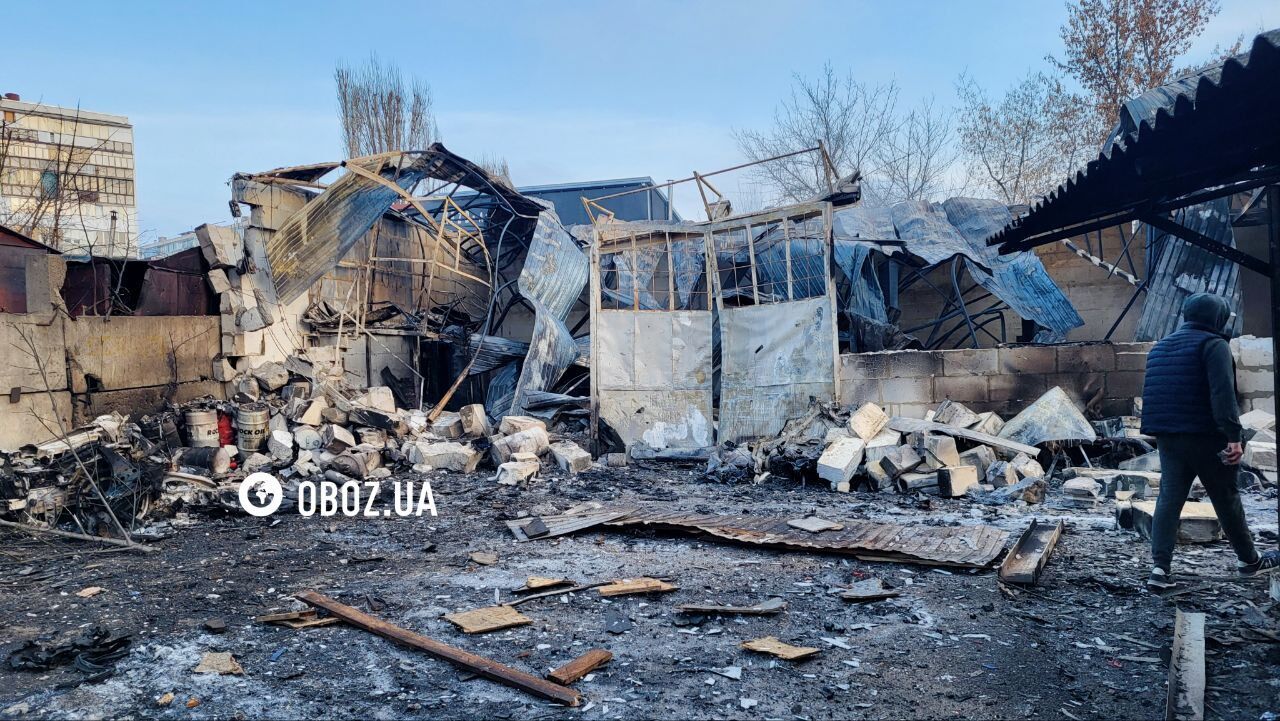 У Києві російський дрон влучив у СТО: сталася масштабна пожежа. Фото та відео з місця