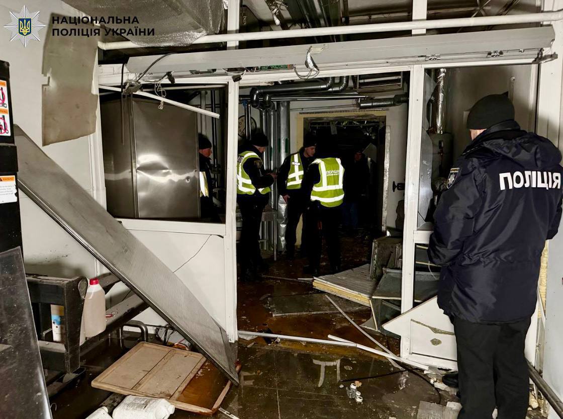 РФ повредила дома, ТЦ, библиотеку и ограждение метро в Киеве: погибла женщина. Фото и видео