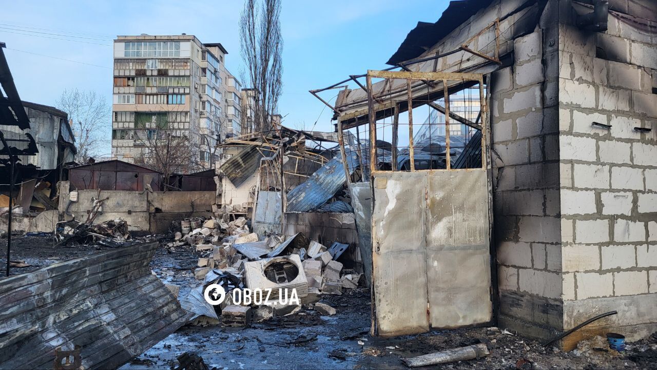У Києві російський дрон влучив у СТО: сталася масштабна пожежа. Фото та відео з місця