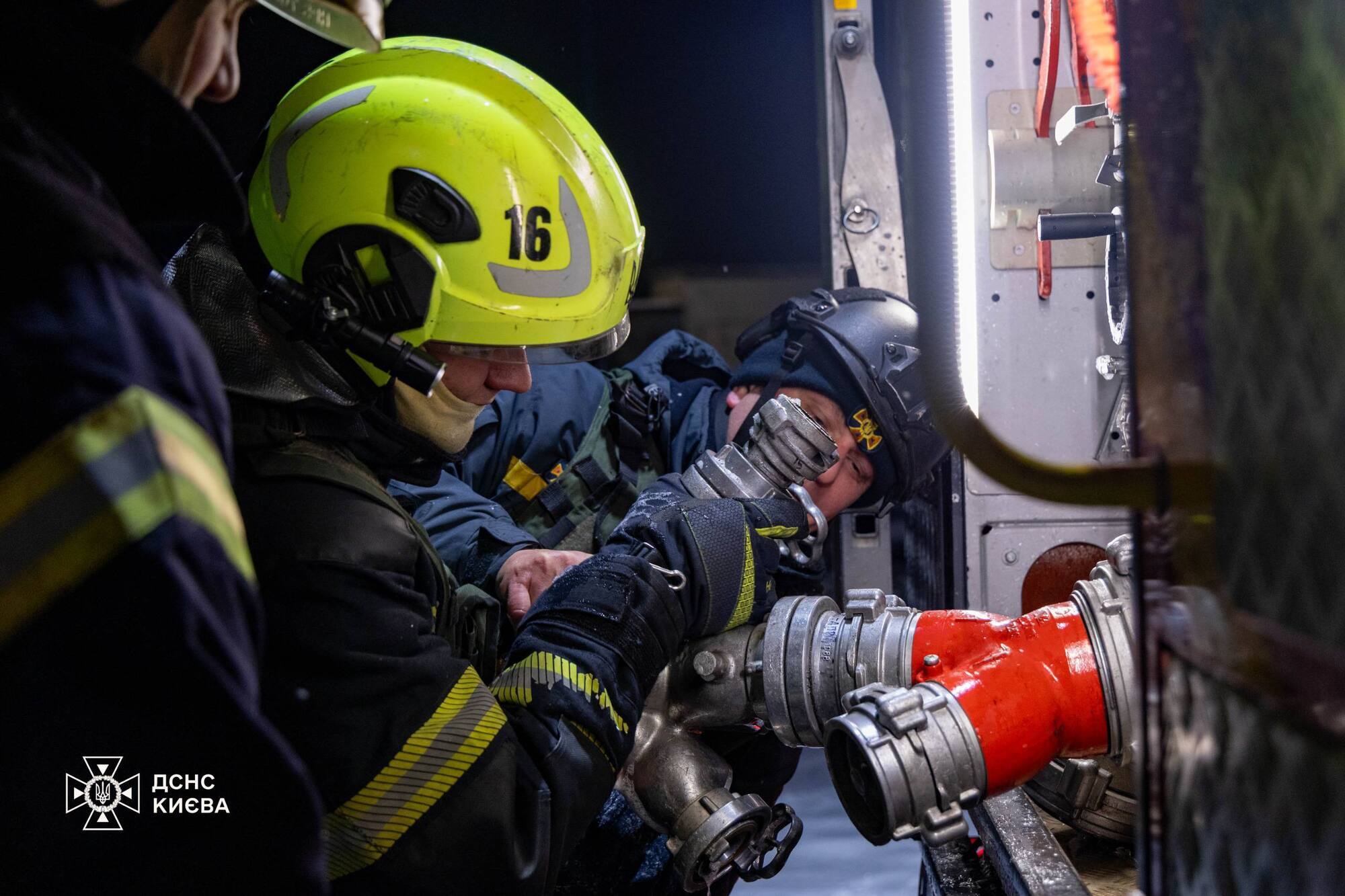 РФ повредила дома, ТЦ, библиотеку и ограждение метро в Киеве: погибла женщина. Фото и видео