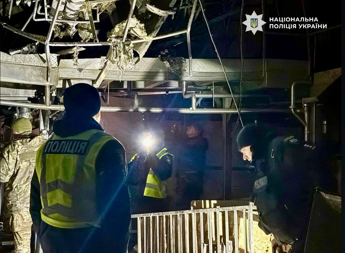 РФ повредила дома, ТЦ, библиотеку и ограждение метро в Киеве: погибла женщина. Фото и видео