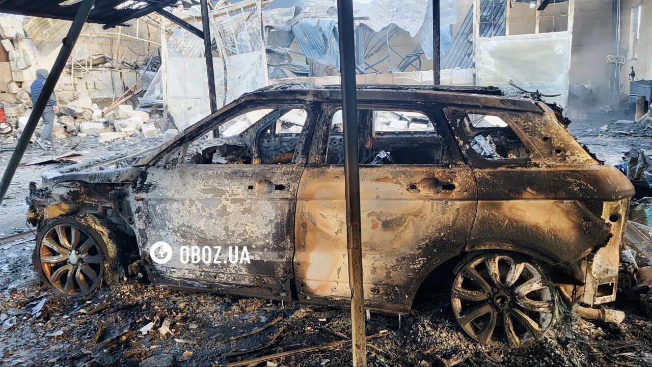 У Києві російський дрон влучив у СТО: сталася масштабна пожежа. Фото та відео з місця