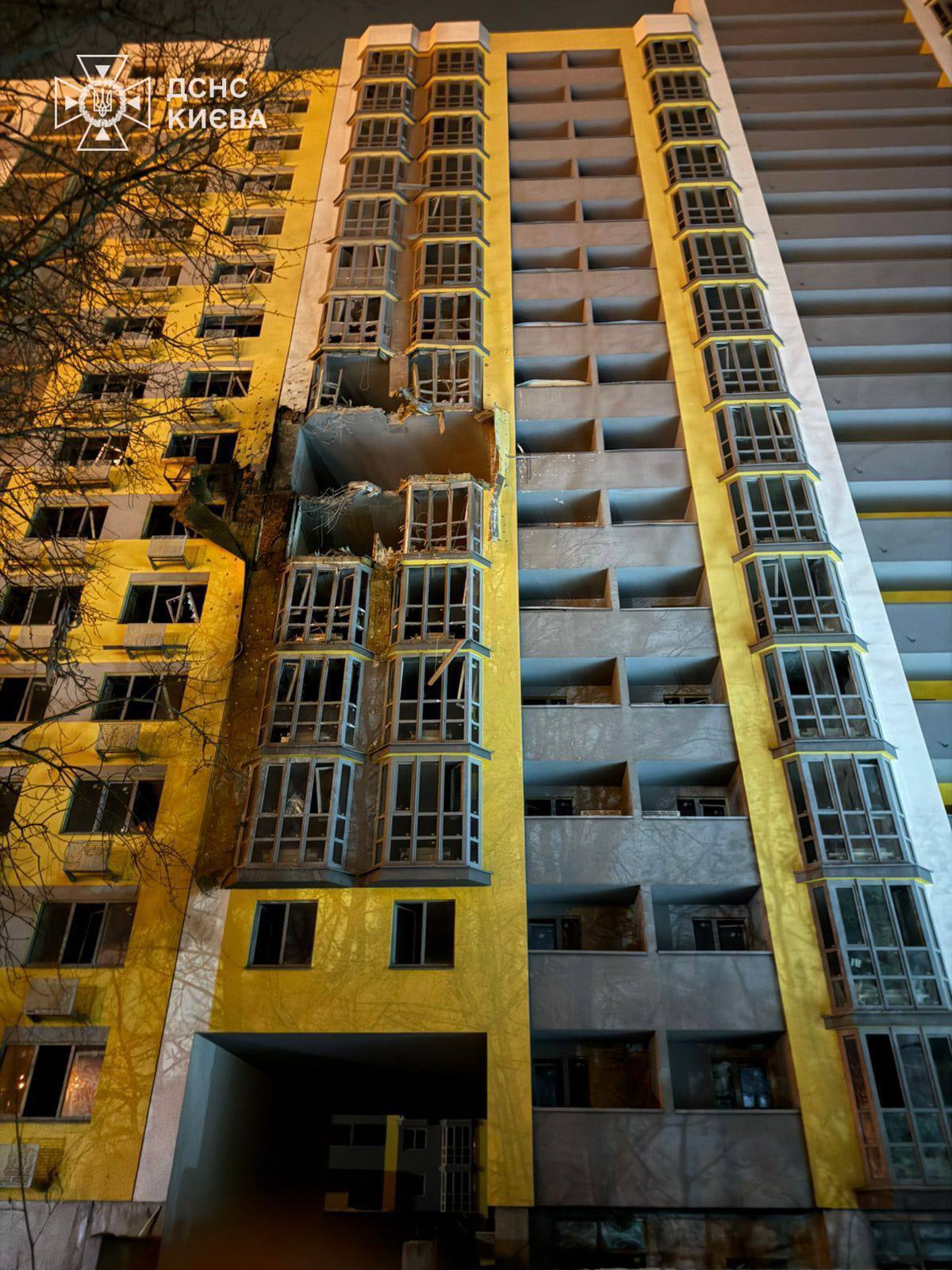 РФ повредила дома, ТЦ, библиотеку и ограждение метро в Киеве: погибла женщина. Фото и видео