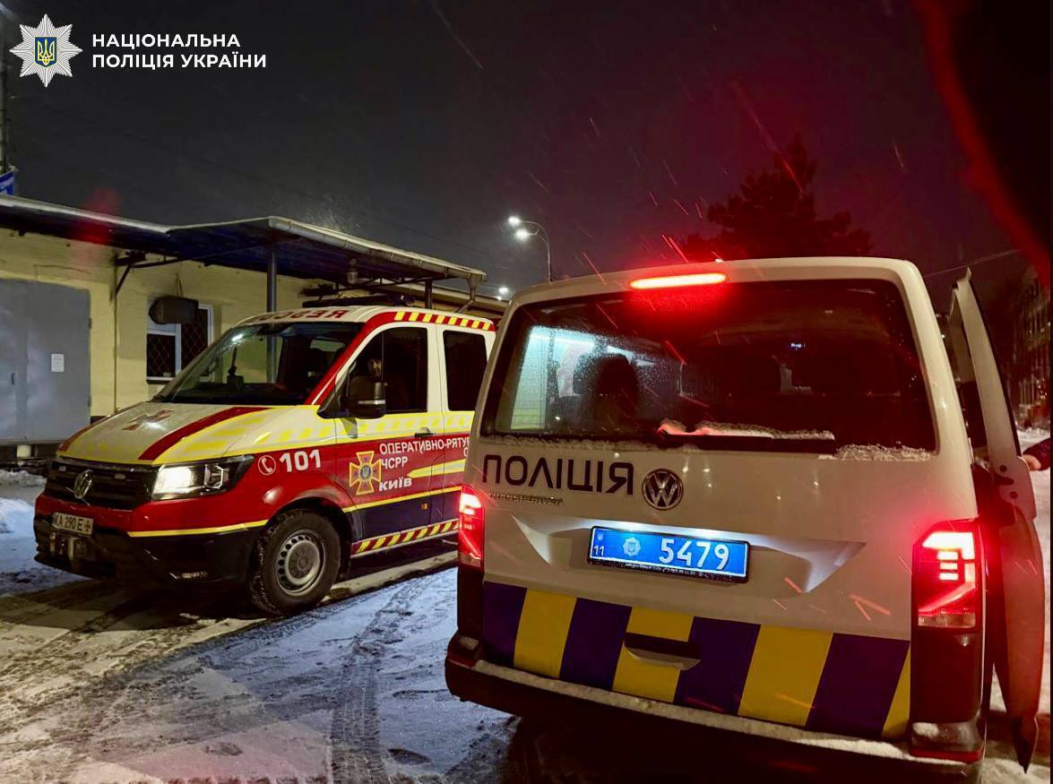 РФ повредила дома, ТЦ, библиотеку и ограждение метро в Киеве: погибла женщина. Фото и видео