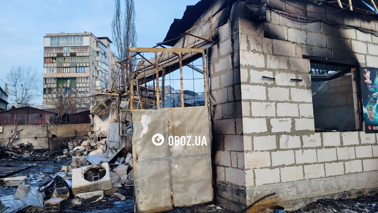 У Києві російський дрон влучив у СТО: сталася масштабна пожежа. Фото та відео з місця