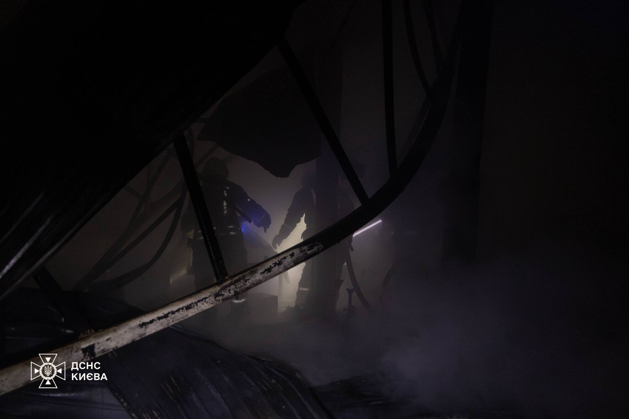 РФ повредила дома, ТЦ, библиотеку и ограждение метро в Киеве: погибла женщина. Фото и видео