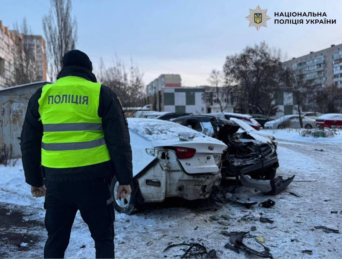 РФ повредила дома, ТЦ, библиотеку и ограждение метро в Киеве: погибла женщина. Фото и видео