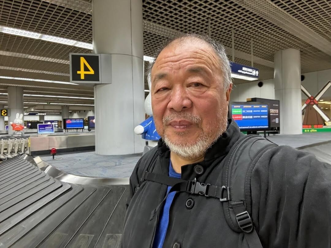 Художник Ай Вэйвэй из Китая, который жил в изгнании и был на фронте в Украине, впервые за 10 лет вернулся домой